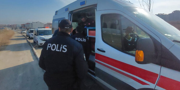 Boşanma aşamasındaki eşini tabancayla vurdu