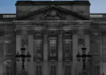 Buckingham sarayı, dünya saati için 1 saat ışıklarını kapatacak