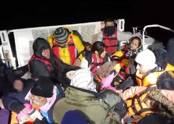 Lastik botta 30'u çocuk 79 kaçak göçmen yakalandı