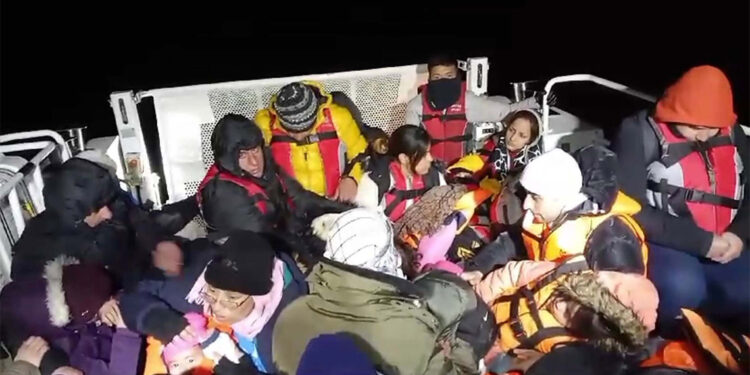 Lastik botta 30'u çocuk 79 kaçak göçmen yakalandı