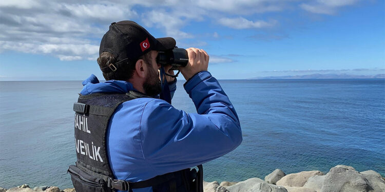 Çanakkale açıklarında göçmenleri taşıyan bot battı