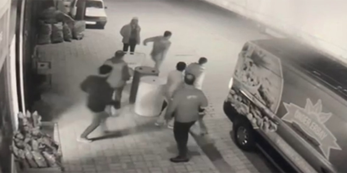 Çanakkale'de 4.9 büyüklüğünde deprem meydana geldi. Depremde ilk belirlemelere göre bir kişi apartmanın ikinci katından atlayarak hayatını kaybetti.