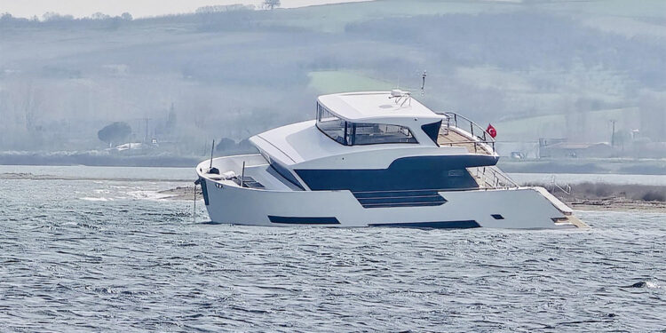 Çanakkale'de karaya oturan tekne kurtarıldı