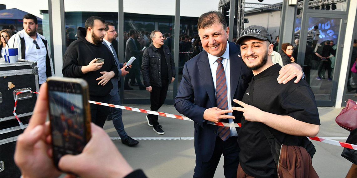 CHP İzmir Büyükşehir Belediye Başkan adayı Cemil Tugay, genç müzisyenlerin hayalini gerçekleştirerek, Çatı Stüdyosu'nu hizmete aldı. 