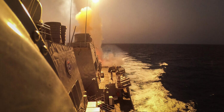 CENTCOM: Aden Körfezi'nde ticari gemi vuruldu