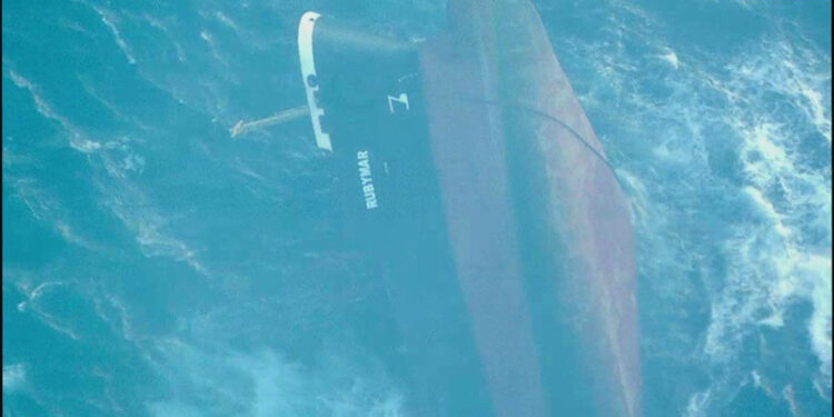 Husi füzesinin isabet ettiği ticari gemi battı