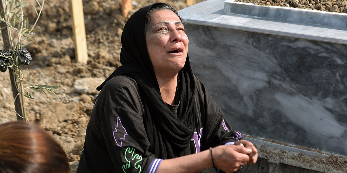 Cesedi portakal bahçesinde bulunan İpek'in annesi, "Kızımı komplo kurup katlettiler, devletten kaçamayacaksınız. 3'ünüz tutuklandınız, 2'niz hala dışarıda; firari geziyorsunuz" dedi.