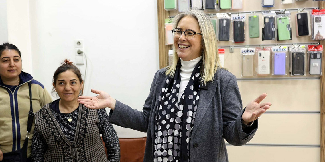 AK Parti Konak Belediye Başkan adayı Ceyda Bölünmez, "Biz burada bu çalışmayı oy esaslı yapmıyoruz. Nasıl bir hizmet getireceğimizi anlatmaya çalışıyoruz" dedi.