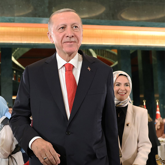 Cumhurbaşkanı Recep Tayyip Erdoğan, devlet korumasında hayata hazırlanan binlerce çocuğun bulunduğunu belirterek, "Elbette anne babanın yeri ayrıdır. Her ikisini de kaybetmiş bir büyüğünüz olarak şu yaşta hala özlemlerini duyduğumu itiraf etmek isterim. Biliyorsunuz bizim kültürümüzde devlet hem anadır hem babadır" dedi.