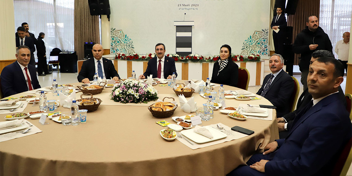 Cumhurbaşkanı Yardımcısı Cevdet Yılmaz, “Yıllarca bölgenin kalkınmasını engelleyerek, refahın önüne geçenlerin bertaraf olmasıyla bu topraklar tarihiyle kültürüyle yeniden ayağa kalmaya başladı. Bölgenin kalkınmasına engel olmak isteyen tüm odaklara rağmen Son 21 yılda Ağrı’ya 84 milyar lira yatırım yaptık” dedi.