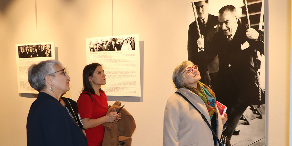 Açık Holding’in desteğiyle Cumhuriyet’in 100'üncü yılına özel oluşturulan Cumhuriyet'in Öncü Kadınları sergisi Ankara’da sanatseverlerle buluştu.