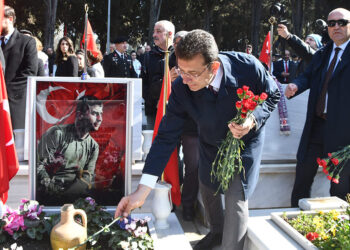 Çanakkale Şehitleri, Edirnekapı Şehitliği'nde törenle anıldı