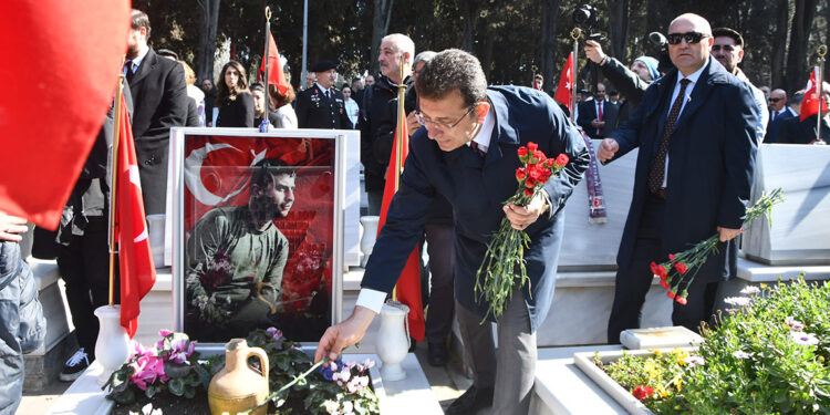 Çanakkale Şehitleri, Edirnekapı Şehitliği'nde törenle anıldı