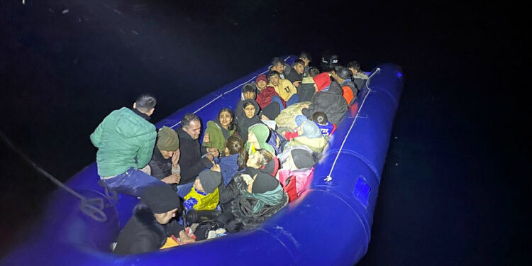 Çanakkale açıklarında 31 kaçak göçmen yakalandı