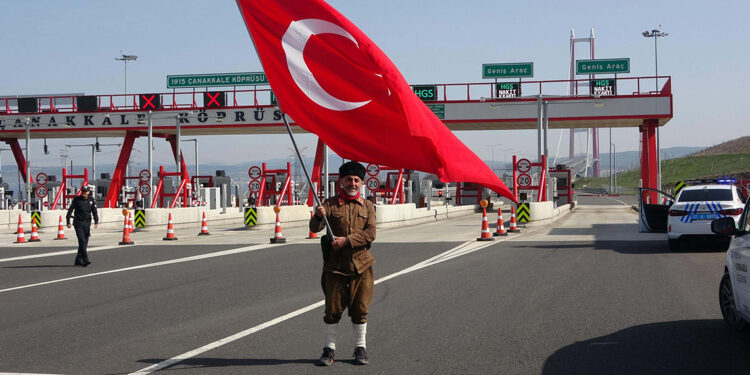 Çanakkale'ye yürüyen gazi torunu, Çanakkale Köprüsü'nden geçti
