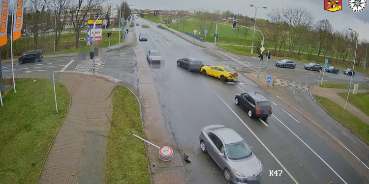 Çekya'da 4 trafik kuralını ihlal eden sürücü kaza yaptı