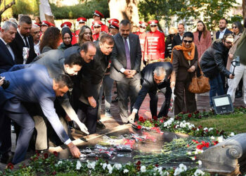 Cemil Tugay, Zübeyde Hanım'ın kabrine karanfil bıraktı