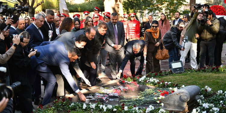 Cemil Tugay, Zübeyde Hanım'ın kabrine karanfil bıraktı