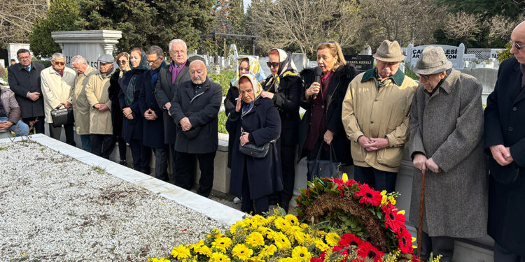 Çetin Emeç mezarı başında anıldı