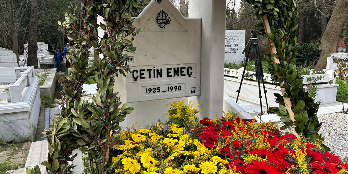 Çetin Emeç mezarı başında anıldı