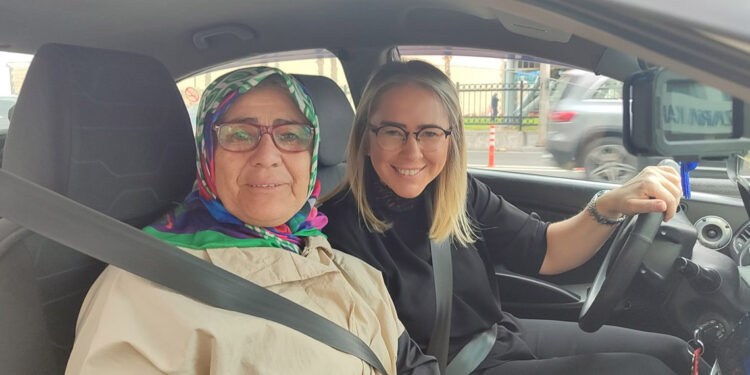 Ceyda Bölünmez Çankırı taksi şoförü olarak İzmirlilerle buluştu
