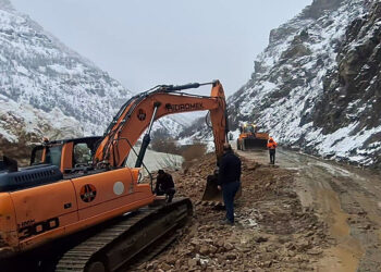 Çığ nedeniyle kapalı olan Çatak-Pervari yolu açıldı