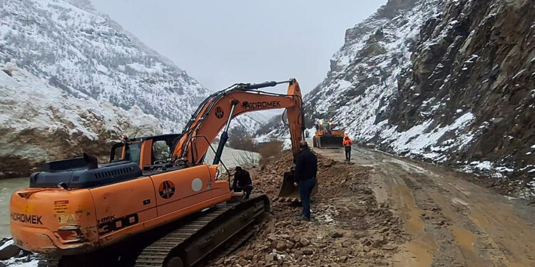 Çığ nedeniyle kapalı olan Çatak-Pervari yolu açıldı
