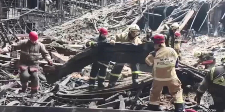 Crocus Belediye Binası’nda enkaz kaldırma çalışmaları