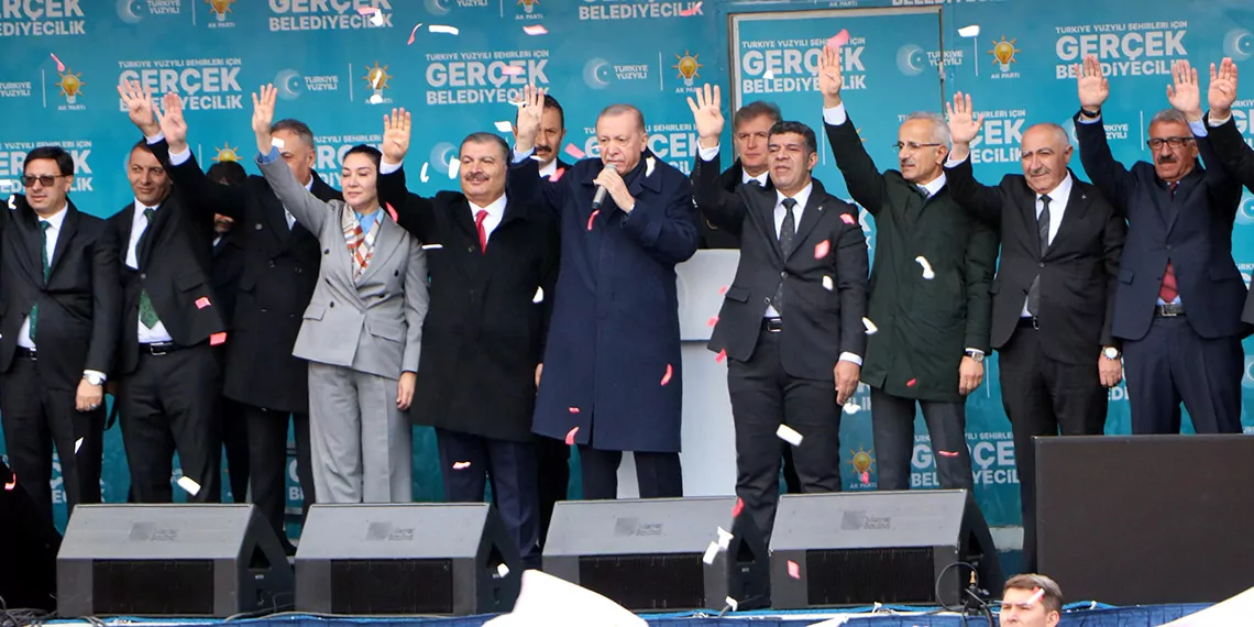 Cumhurbaşkanı recep tayyip erdoğan, "chp'li belediye başkan adaylarının buram buram ırkçılık, ayrımcılık kokan tüm söylemlerine seslerini çıkarmayanlar sizin hakkınızı mı savunacak? " dedi.