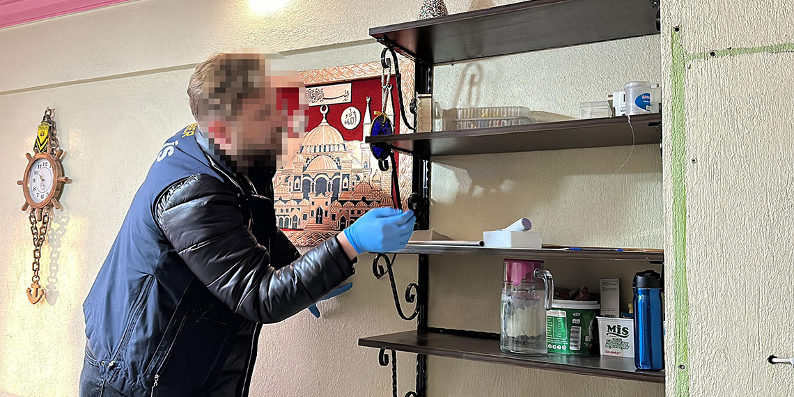 Kütahya ve İstanbul’da polis tarafından yapılan eş zamanlı baskınlarla yasa dışı bahis yoluyla Daltonlar suç örgütüne finans sağladığı tespit edilen 14 şüpheli gözaltına alındı.