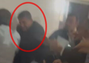 Darbedilen sandık görevlisi hastaneye kaldırıldı