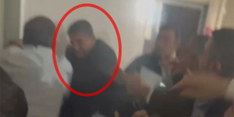 Darbedilen sandık görevlisi hastaneye kaldırıldı