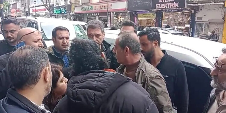 DEM Parti Adana İl Başkanlığı önünde arbede