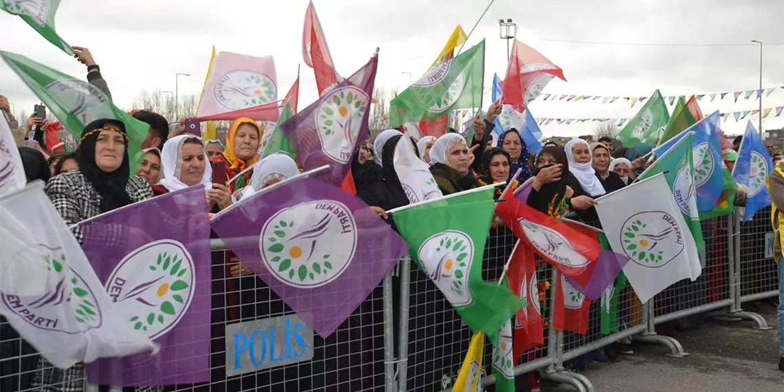 Halkların eşitlik ve demokrasi partisi (dem) eş genel başkanı tuncer bakırhan, batman'da nevruz programında, "bir kez daha batman meydanında diyoruz ki; kürt sorunun çözümünün muhatabı i̇mralı’dadır. 2013 yılındaki barış ve çözüm deklerasyonunun arkasındayız" dedi. Program sonrası çıkan olaylarda ise 5 kişi gözaltına alındı.