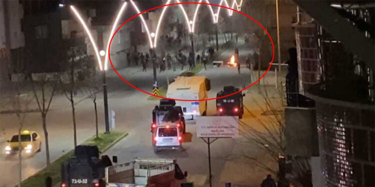 DEM Parti'nin seçim lokali açılışı sonrası 2 gözaltı