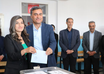 DEM Parti'nin Van Büyükşehir Belediye adayları oylarını kullandı
