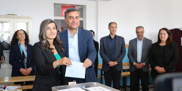 DEM Parti'nin Van Büyükşehir Belediye adayları oylarını kullandı