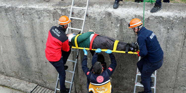 2 öğrenci yaslandıkları demir korkuluk kopunca sulama kanalına düştü