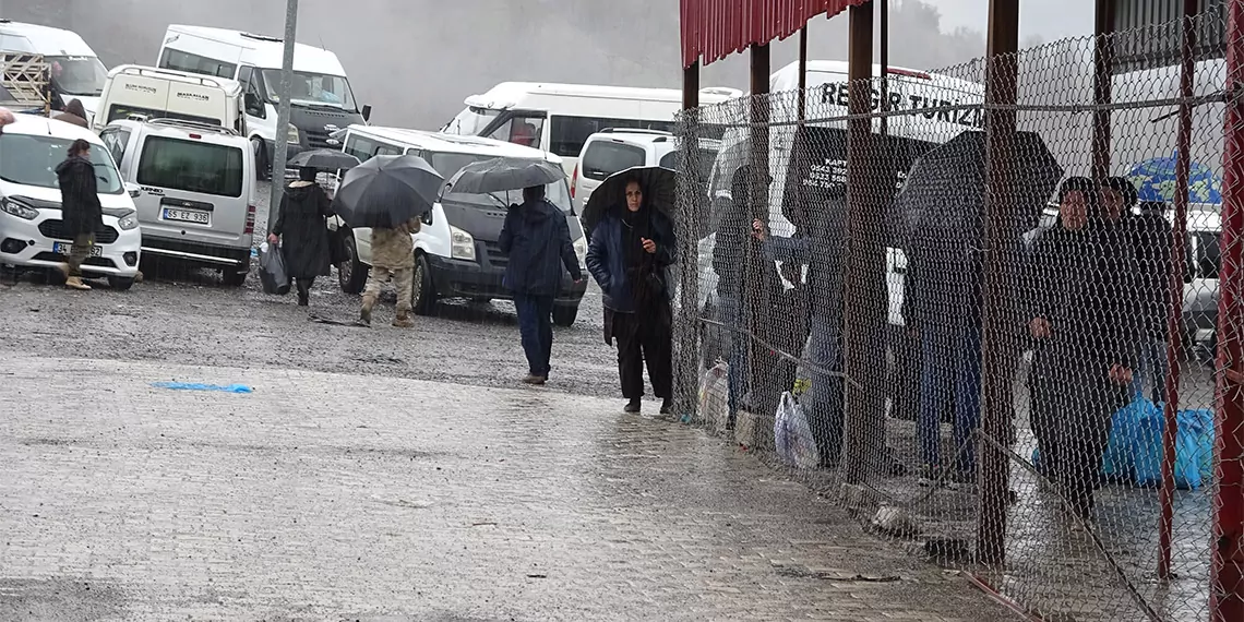 Türkiye'den irak'a açılan, hakkari'nin derecik'teki gümrük kapısı'ndan 11 ayda 355 bin 6 kişi, giriş-çıkış yaptı.