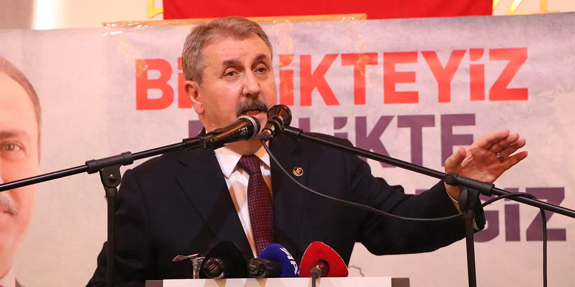 Büyük birlik partisi (bbp) genel başkanı mustafa destici, emeklilere verilecek bayram ikramiyelerinin yetersiz olduğunu belirterek, "mehmet şimşek elini vicdanına koy emeklinin hakkını ver" dedi.