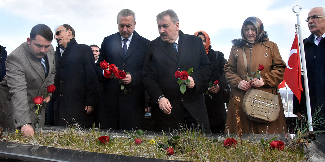 Büyük Birlik Partisi Genel Başkanı Mustafa Destici, "BBP'nin gül ve hilali Türkiye semalarında dalgalanacaktır, siyasette daha hür bir şekilde var olacaktır. Şehit Muhsin Yazıcıoğlu'nun emanetini taşıyor olmaktan büyük bir gurur duyuyorum" dedi.