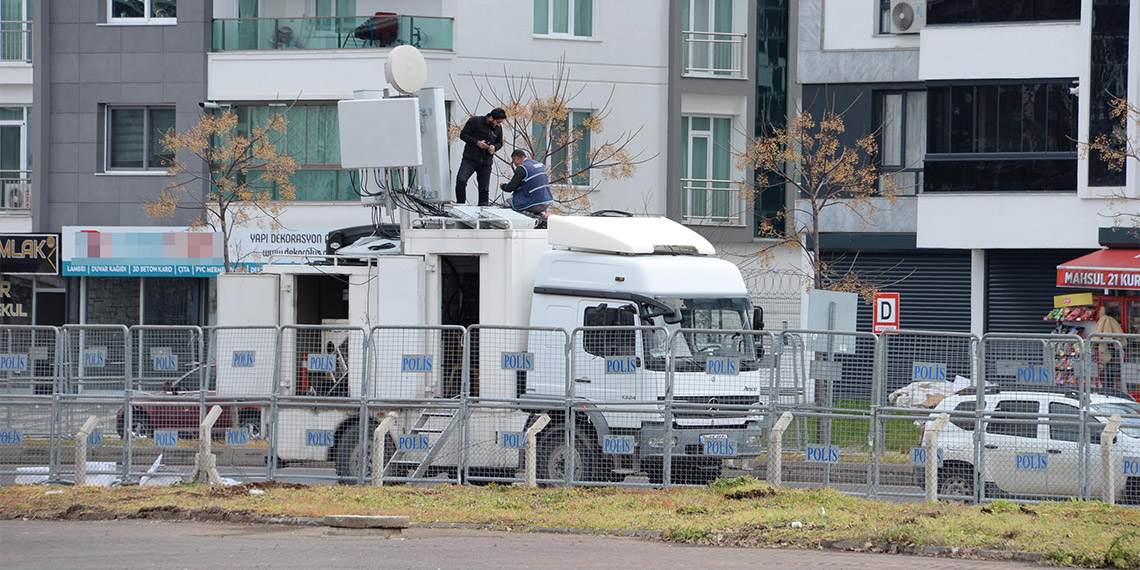 Diyarbakır'da nevruz hazırlığı; alan 10 kilometreyi bulan bariyerlerle kapatılacak, 7 bin 500 polis görev alacak.