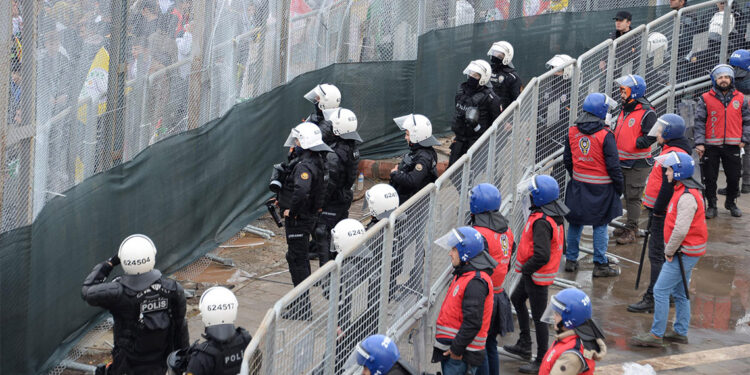 Diyarbakır'daki nevruz etkinliğinde 166 gözaltı