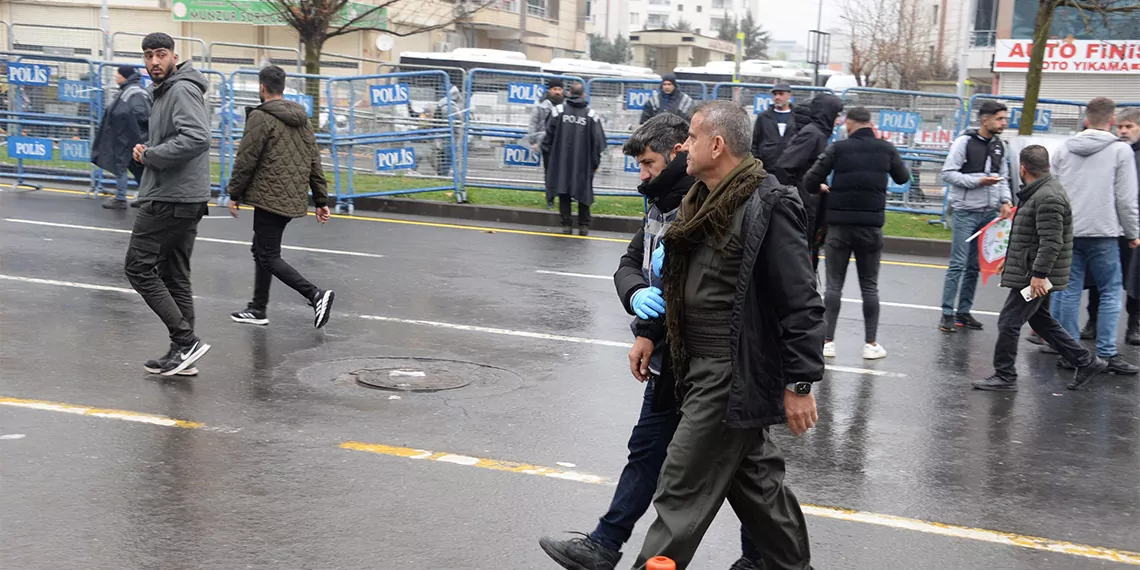 Diyarbakır'daki nevruz etkinliğine terör örgütü pkk'yı simgeleyen kıyafetlerle gelen 7 kişi, gözaltına alındı.