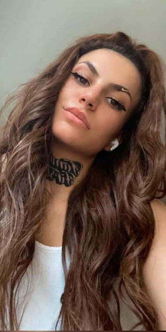 İzmir'de, '8 Mart Dünya Kadınlar Günü'nde, bıçaklı saldırıda ölen İlayda'nın annesi Oya Tarhan (45), tedavisinin ardından taburcu edildi. Kızını öldüren Yunus Yılmaz'a (32) en ağır cezanın verilmesini isteyen Tarhan, "Yoksa içim soğumayacak" dedi.