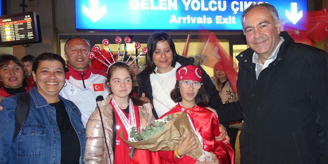 Antalya'da düzenlenen Down Sendromlular Olimpiyat Oyunları (Trisome Games 2024) atletizm ve jimnastik dalında dünya şampiyonu olan milli takım sporcuları Adanalı Nilsu Taşkınlar ve Selin Naz Özcan memleketlerinde coşkuyla karşılandı.