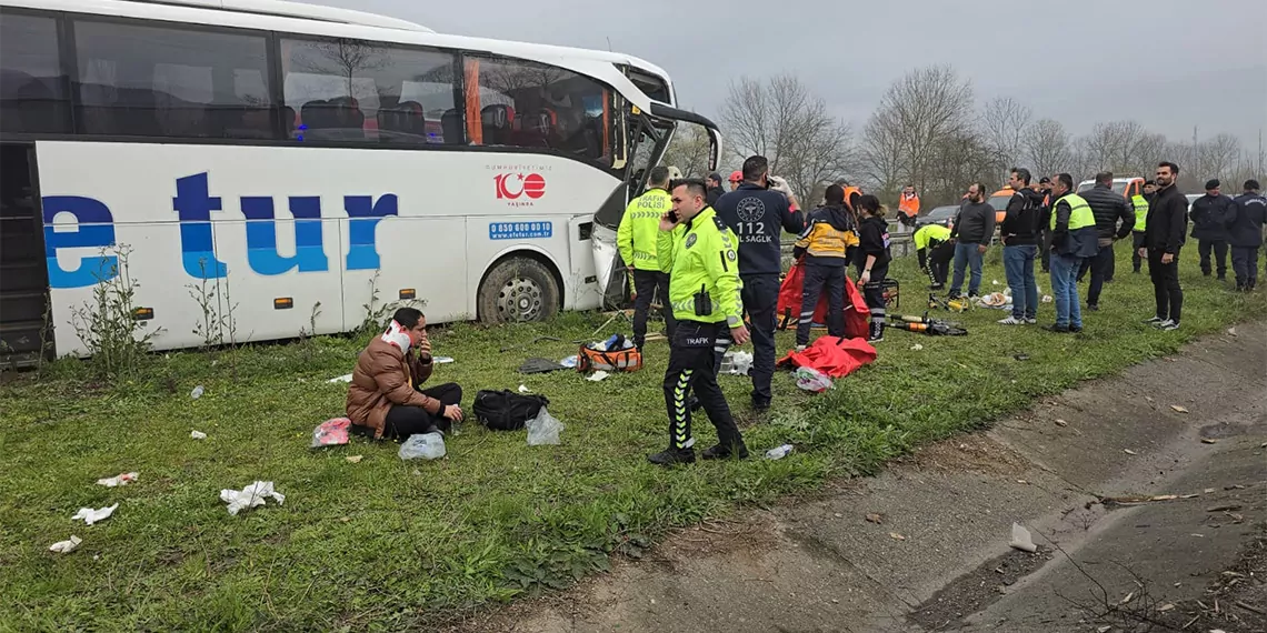 Duzcede yolcu otobusu bariyerlere carp 32073 1 - öne çıkan - haberton