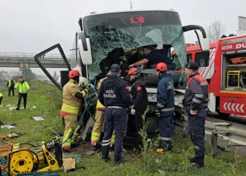 Düzce'de yolcu otobüsü bariyerlere çarptı; 17 yaralı