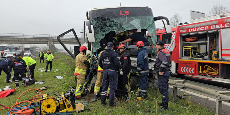 Düzce'de yolcu otobüsü bariyerlere çarptı; 17 yaralı