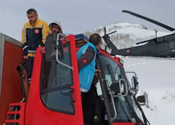 Dağda mahsur kalan 2 avcı, helikopterle kurtarıldı
